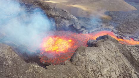 Erstaunliche-Drohnenantenne-Des-Dramatischen-Vulkanausbruchs-Des-Fagradalsfjall-Vulkans-Auf-Der-Reykjanes-Halbinsel-In-Island