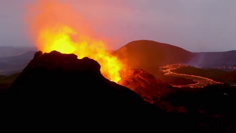 Increíble-Antena-Nocturna-De-La-Espectacular-Erupción-Volcánica-Del-Volcán-Fagradalsfjall-En-La-Península-De-Reykjanes-En-Islandia