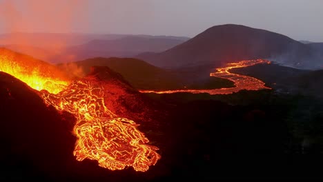 Unglaubliche-Nachtaufnahme-Des-Dramatischen-Vulkanausbruchs-Des-Vulkans-Fagradalsfjall-Auf-Der-Halbinsel-Reykjanes-In-Island