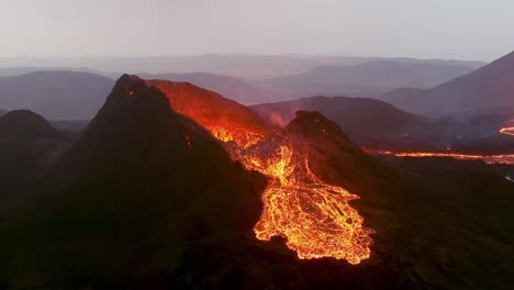 Increíble-Antena-Nocturna-De-La-Espectacular-Erupción-Volcánica-Del-Volcán-Fagradalsfjall-En-La-Península-De-Reykjanes-En-Islandia