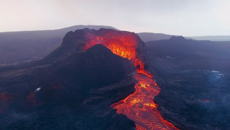 Erstaunliche-Nachtdrohnenantenne-Des-Dramatischen-Vulkanausbruchs-Des-Fagradalsfjall-Vulkans-Auf-Der-Reykjanes-Halbinsel-In-Island