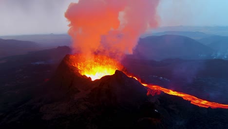 Increíble-Antena-Nocturna-De-Drones-De-La-Espectacular-Erupción-Volcánica-Del-Volcán-Fagradalsfjall-En-La-Península-De-Reykjanes-En-Islandia