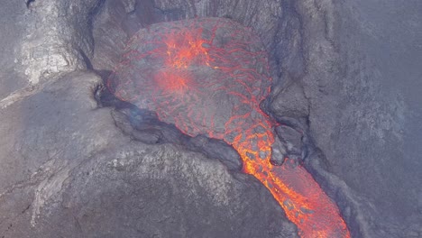 Hohe-Drohne-Aus-Der-Vogelperspektive-Luftaufnahme-Des-Vulkans-Fagradalsfjall-Vulkanische-Explosive-Eruption-Lava-Beginnt-Auf-Der-Reykjanes-Halbinsel-In-Island-Zu-Fließen