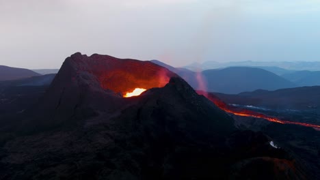 Toma-Nocturna-Del-Cráter-En-La-Erupción-Explosiva-Volcánica-Del-Volcán-Fagradalsfjall-En-La-Península-De-Reykjanes-En-Islandia
