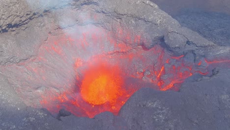 Explosion-Von-Lava-In-Zeitlupe-Im-Krater-Des-Vulkans-Fagradalsfjall-Vulkanausbruch-In-Island
