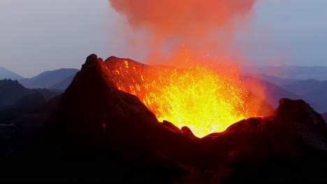 Explosion-Von-Lava-In-Zeitlupe-Im-Krater-Des-Vulkans-Fagradalsfjall-Vulkanausbruch-In-Island