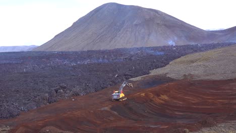 El-Equipo-De-Construcción-Intenta-En-Vano-Hacer-Una-Presa-O-Una-Barrera-Para-Bloquear-El-Flujo-De-Lava-En-La-Erupción-Volcánica-Del-Volcán-Fagradalsfjall-En-Islandia