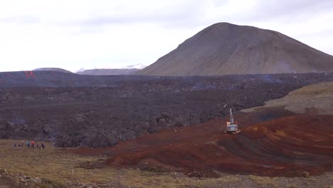 El-Equipo-De-Construcción-Intenta-En-Vano-Hacer-Una-Presa-O-Una-Barrera-Para-Bloquear-El-Flujo-De-Lava-En-La-Erupción-Volcánica-Del-Volcán-Fagradalsfjall-En-Islandia