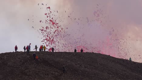 Spektakuläre-Lavaexplosion-Bedroht-Touristen-Und-Menschen,-Die-Auf-Einem-Rücken-In-Der-Nähe-Des-Ausbruchs-Des-Vulkans-Fagradalsfjall-In-Island-Spazieren-Gehen
