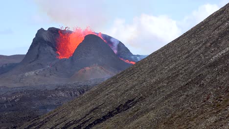 Ebenerdige-Aufnahme-Des-Isländischen-Vulkanausbruchs-Fagradalsfjall-Mit-Explodierender-Lava