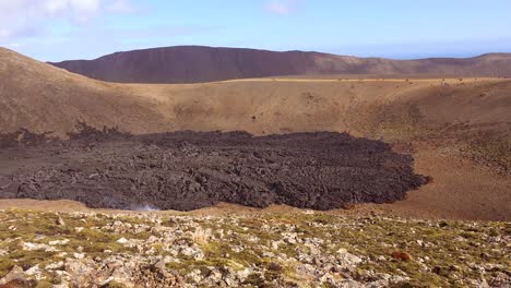 Los-Turistas-Caminan-A-Través-De-Montañas-Distantes-Para-Obtener-Una-Vista-De-La-Erupción-Volcánica-Islandia-Fagradalsfjall
