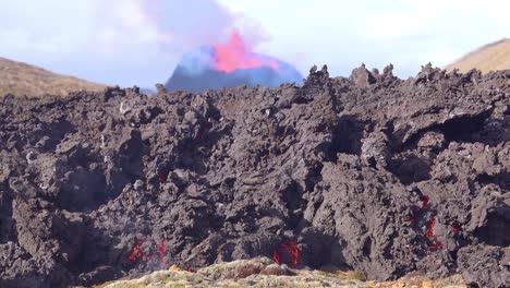 Die-Vorderkante-Des-Vulkanischen-Lavastroms-Während-Des-Vulkanausbruchs-Des-Fagradalsfjall-Vulkans-In-Island