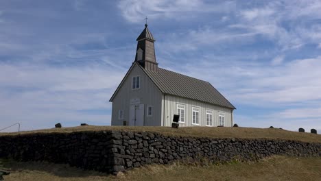 Nubes-De-Lapso-De-Tiempo-Detrás-De-Una-Bonita-Iglesia,-Strandakirkja,-En-Islandia