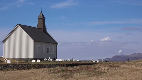 Penacho-Volcánico-Masivo-O-Nube-Somke-Se-Eleva-Detrás-De-Una-Bonita-Iglesia,-Strandakirkja,-En-Islandia