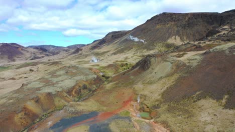 Hermosa-Antena-Sobre-La-Región-Geotérmica-De-Hveragerdi-A-Lo-Largo-De-La-Dorsal-Mesoatlántica-En-Islandia