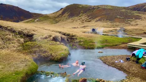 La-Gente-Se-Baña-Y-Se-Sumerge-En-Las-Aguas-Termales-Y-Los-Ríos-De-La-Región-Geotérmica-De-Hveragerdi-A-Lo-Largo-De-La-Dorsal-Mesoatlántica-En-Islandia