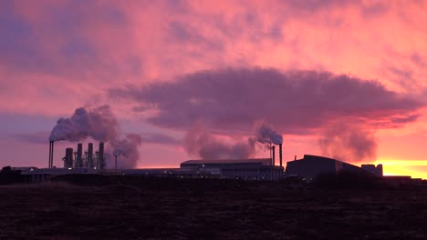 Aufnahme-Bei-Sonnenuntergang-Eines-Geothermischen-Kraftwerks,-Das-Saubere-Energie-In-Island-Produziert