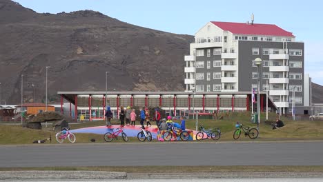 Los-Niños-Juegan-Y-Saltan-En-Una-Casa-De-Rebote-En-La-Ciudad-De-Grindavik,-Islandia