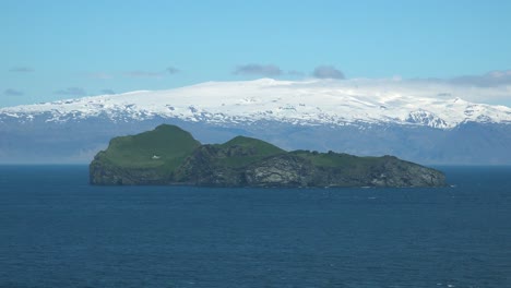 Ein-Abgelegenes-Und-Einsames-Sommerhaus-Auf-Einer-Kleinen-Insel-In-Den-Westmännerinseln-Islands-Mit-Dem-Mýrdalsjökull-Gletscher-Im-Hintergrund