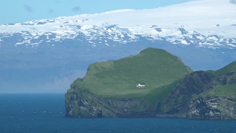 Ein-Abgelegenes-Und-Einsames-Sommerhaus-Auf-Einer-Kleinen-Insel-In-Den-Westmännerinseln-Islands-Mit-Dem-Mýrdalsjökull-Gletscher-Im-Hintergrund