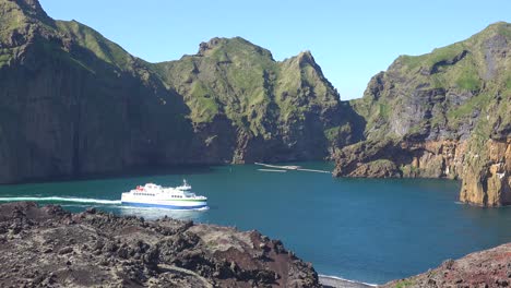 El-Ferry-De-Westman-Islands,-Totalmente-Eléctrico,-Sale-Del-Puerto-De-Vestmannaeyjar-Pasando-Por-Los-Altos-Acantilados-De-La-Isla
