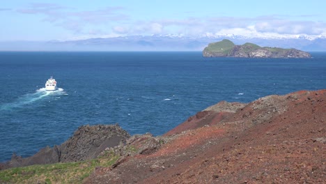 Die-Fähre-Der-Westmännerinseln-Verlässt-Den-Hafen-Von-Vestmannaeyjar-Und-Passiert-Hoch-Aufragende-Inselklippen