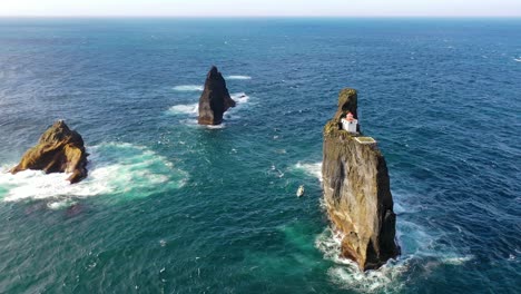 Bemerkenswerte-Antenne-Des-Leuchtturms-Pridrangaviti,-Der-Auf-Einer-Abgelegenen-Felseninsel-Im-Atlantik-Vor-Der-Küste-Von-Island-Thront