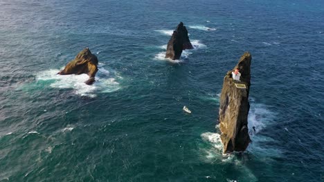 Bemerkenswerte-Antenne-Des-Leuchtturms-Pridrangaviti,-Der-Auf-Einer-Abgelegenen-Felseninsel-Im-Atlantik-Vor-Der-Küste-Von-Island-Thront