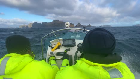Die-Isländische-Such--Und-Rettungs-Küstenwache-Trotzt-In-Einem-Schlauchboot-Sehr-Hoher-See-Und-Hohen-Wellen-Auf-Den-Westmännerinseln,-Island