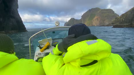 Die-Isländische-Such--Und-Rettungs-Küstenwache-Trotzt-In-Einem-Schlauchboot-Sehr-Hoher-See-Und-Hohen-Wellen-Auf-Den-Westmännerinseln,-Island