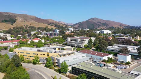 Nette-Luftaufnahme-über-Dem-Cal-Poly-San-Luis-Obispo-Slo-College-Universitätscampus-In-San-Luis-Obispo,-Kalifornien