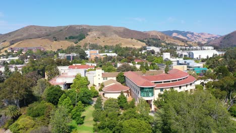 Nette-Luftaufnahme-über-Dem-Cal-Poly-San-Luis-Obispo-Slo-College-Universitätscampus-In-San-Luis-Obispo,-Kalifornien