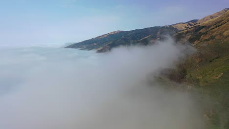 Schöne-Luftaufnahme-Durch-Den-Nebel-Enthüllt-Die-Abgelegenen-Berge-Entlang-Des-Kaliforniens-Autobahn-One-Pazifischer-Küstenautobahn-In-Der-Nähe-Von-Big-Sur