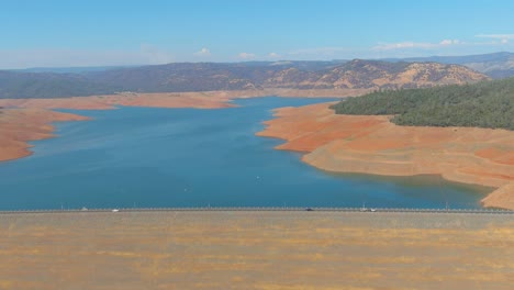 Eine-Luftaufnahme-Des-Oroville-Staudamms-In-Kalifornien-Zeigt-Extreme-Dürrebedingungen-Während-Einer-Großen-Wasserkrise