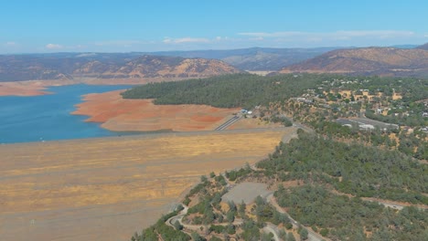 Ein-Hoher-Schwenk-über-Den-Oroville-Staudamm-In-Kalifornien-Zeigt-Extreme-Dürrebedingungen-Während-Einer-Großen-Wasserkrise