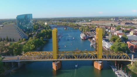 Good-Aerial-Establishing-Shot-Of-Sacramento-River-And-Tower-Bridge-In-Sacramento,-California-With-Boat-Traffic