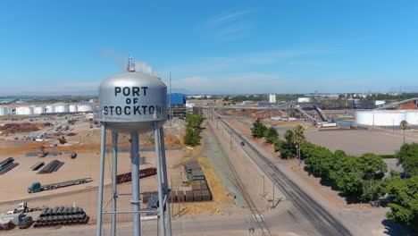 Buena-Antena-De-Torre-De-Agua-Que-Lee-Puerto-De-Stockton-Y-área-Industrial