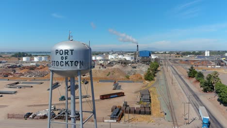 Einrichtung-Einer-Luftaufnahme-Des-Industriegebiets-Hafen-Von-Stockton-Mit-Lastwagen-Und-Schornsteinen