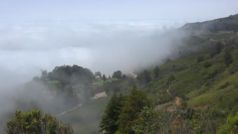 Fog-Rolls-Into-The-Coast-Of-California-Near-Big-Sur-In-This-Dramatic-Timelapse-Shot