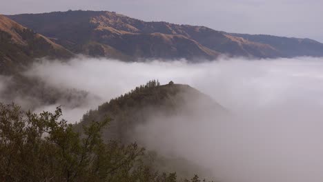 La-Niebla-Llega-A-La-Costa-De-California,-Cerca-De-Big-Sur,-En-Esta-Espectacular-Toma-De-Lapso-De-Tiempo