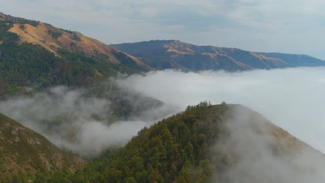 Schöne-Luft-Aus-Nebel,-Der-In-Die-Küste-Von-Kalifornien-In-Der-Nähe-Von-Big-Sur-Rollt