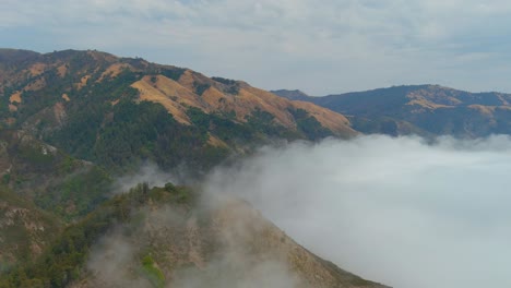 Schöne-Luft-Aus-Nebel,-Der-In-Die-Küste-Von-Kalifornien-In-Der-Nähe-Von-Big-Sur-Rollt