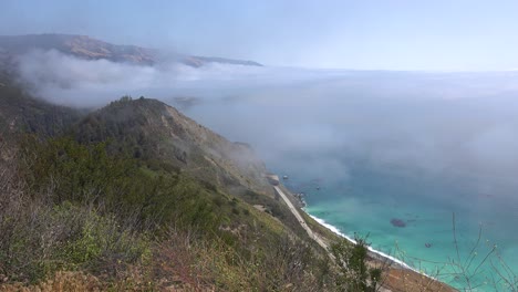 Hoher-Winkel-Des-Nebels,-Der-In-Die-Küste-Von-Kalifornien-In-Der-Nähe-Von-Big-Sur-Rollt
