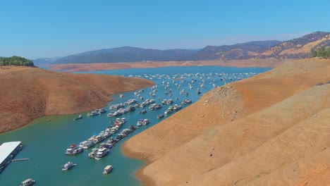 Amazing-Aerial-Over-Drought-Stricken-California-Lake-Oroville-With-Low-Water-Levels,-Receding-Shoreline-And-Stranded-Houseboats