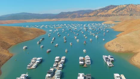 Amazing-Aerial-Over-Drought-Stricken-California-Lake-Oroville-With-Low-Water-Levels,-Receding-Shoreline-And-Stranded-Houseboats