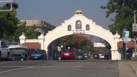 Establishing-Shot-Of-The-Main-Street-Of-Lodi,-California-In-The-San-Joaquin-Valley