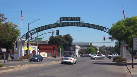 Establishing-Shot-Of-The-Main-Street-Arch-Of-Modesto,-California-In-The-San-Joaquin-Valley