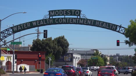 Einspielung-Des-Hauptstraßenbogens-Von-Modesto,-Kalifornien-Im-San-Joaquin-Valley
