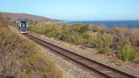 Amtrak-Surfliner-Personenzug-Fährt-Entlang-Der-Kalifornischen-Küste-In-Der-Nähe-Des-Gaviota-State-Beach