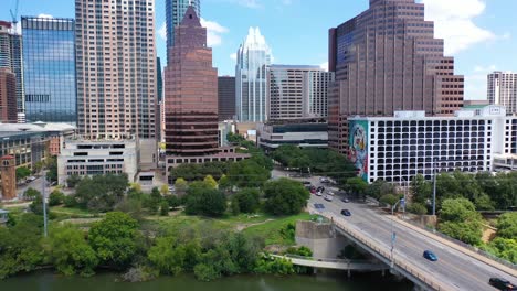 Schöne-Luftaufnahme-über-Der-Innenstadt-Von-Austin,-Texas,-Zeigt-Das-State-Capitol-Building-In-Der-Ferne
